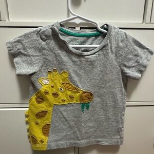 2/3Y (tagged 3/4Y but best fits 2/3) Baby Boden Gray and Yellow Giraffe Tee